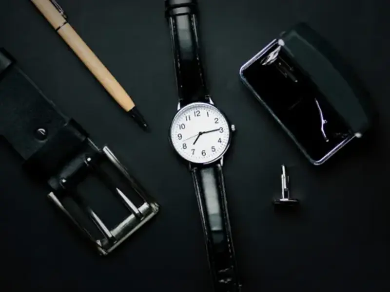 اکسسوری‌های مردانه ترند 2025 شامل کراوات، دستمال جیبی و کمربندهای چرم