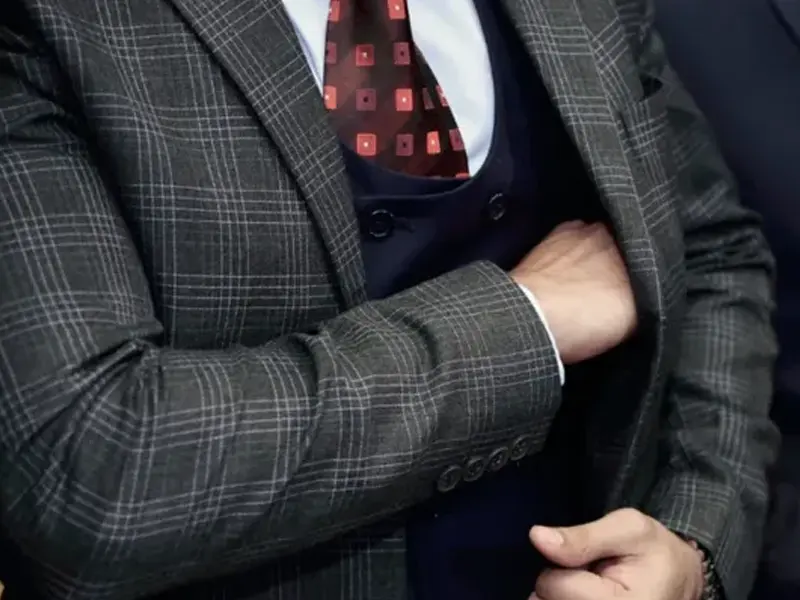 انواع کت و شلوارهای مردانه ترند 2025 شامل بلیزر، تک دکمه، دو دکمه و طرح‌دار و ایتالیایی